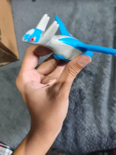 Brinquedo pokémon latios