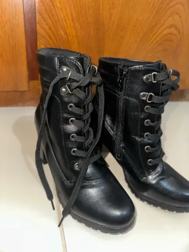 BOTA FEMENINA DE CANO MEDIO E SALTO GROSSO COM CADARÇO E ZÍPER LATERAL DA MARCA Mooncity