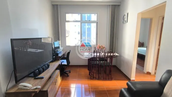 Apto de 2 quartos, elevador, andar alto, muito conservado