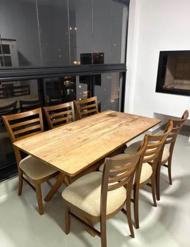 Mesa com 6 cadeiras em madeira maciça