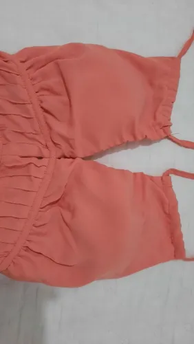 Vestido longo e elegante em tom coral com detalhes franzido na cintura tamanho 36-38