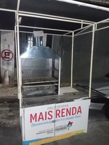 Carrinho de churrasco com cooler embutido.