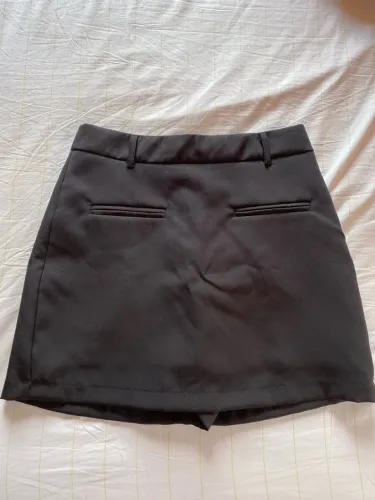 Short saia com zíper atrás