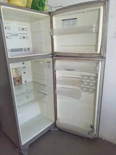 Vendo essa geladeira conservada. Observação so gela o congelador