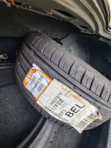 Par de pneus novos 215/40 R18