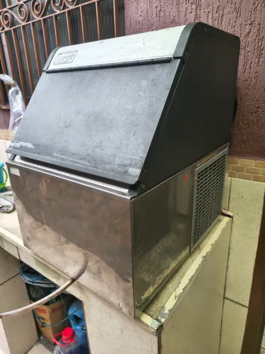 Máquina de gelo Everest 50kl por dia 