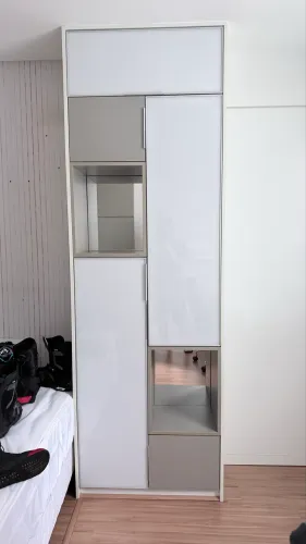 Armário organizador em laca com espelho