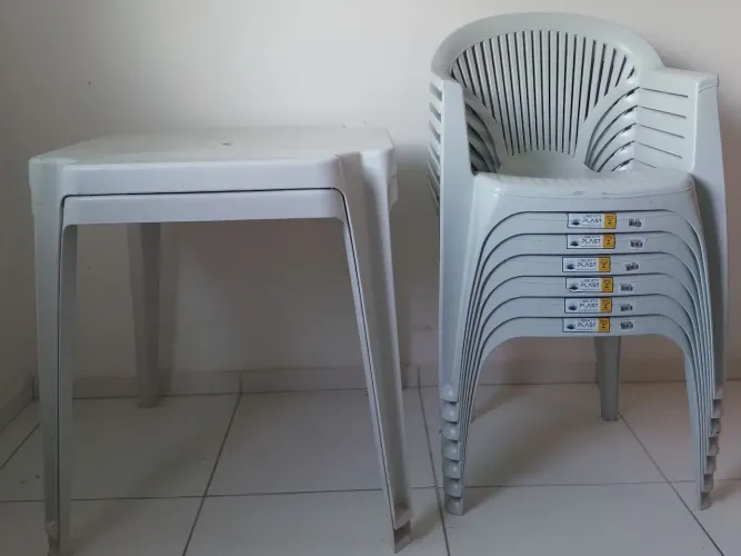 02 conjuntos de mesas e cadeiras