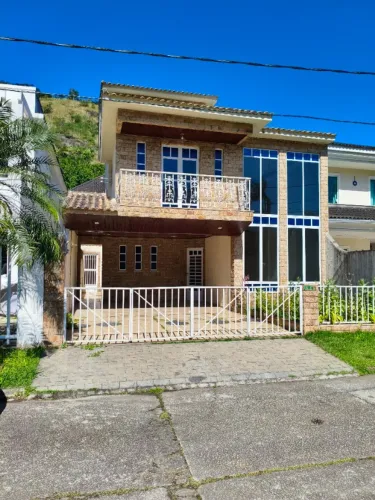  Aluga-se Casa triplex em Vargem Grande, condomínio de alto padrão, com piscina.