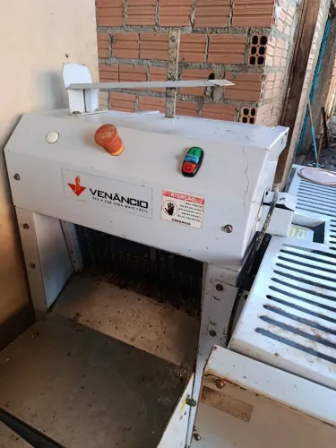 Vende-se fatiadora de pão de forma