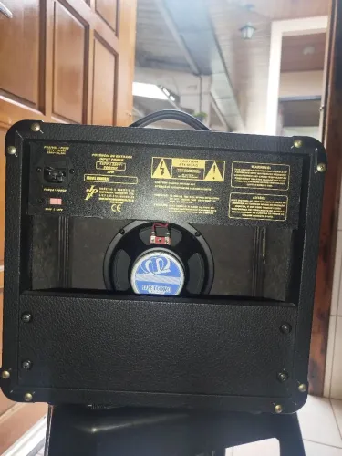 Amplificador de guitarra Meteoro MG-15