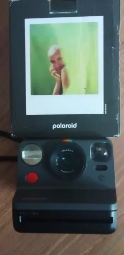 Vende - se câmera polaroid.