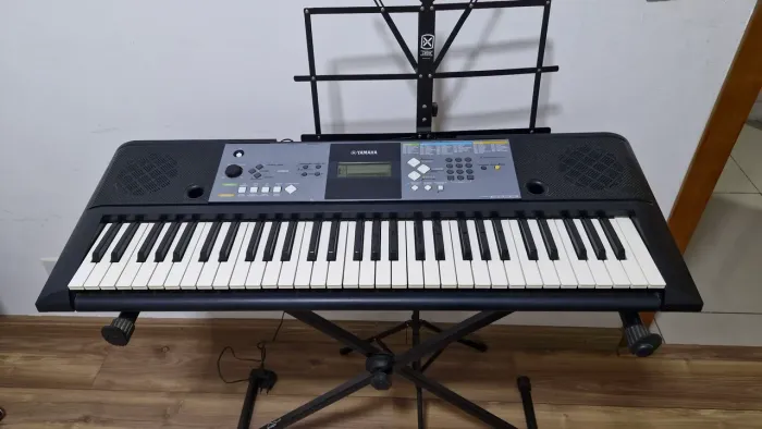 Vendo Teclado Yamaha PSR E233