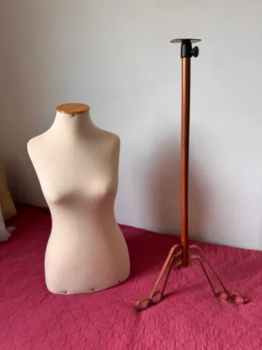 ? Busto de costura feminino com pedestal regulável ?