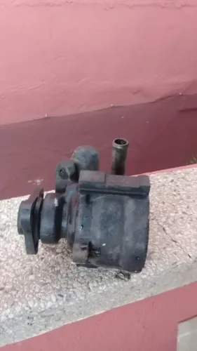 Bomba de Direção Hidráulica do Santana com defeito.