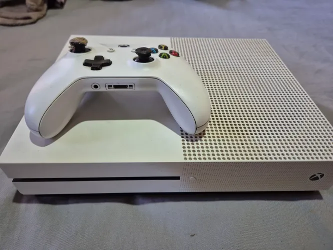 Vendo x box one S 500 gigas 1 controle obs : CD não funciona.esse detalhe de resto ok 700