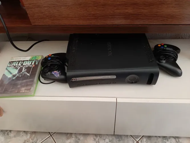 Xbox 360+ 2 controles+ jogos