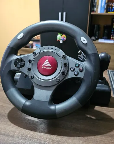 Volante Gamer Clone com Pedais e Câmbio Integrado - PC / PlayStation