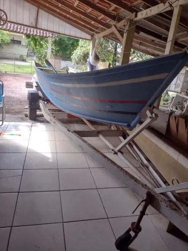 Barco com carretinha e remo