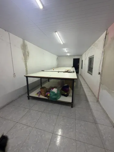 Alugo espaço com mesa de corte na diária