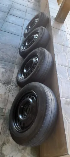 1 Jogo de Rodas 4 X100 VW Aro 14 Com Pneus carecas R$ 800 