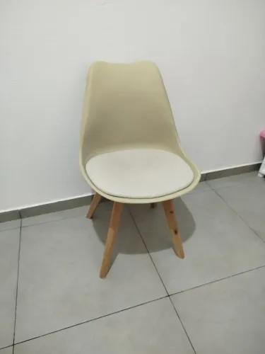 Cadeira estofada bege 