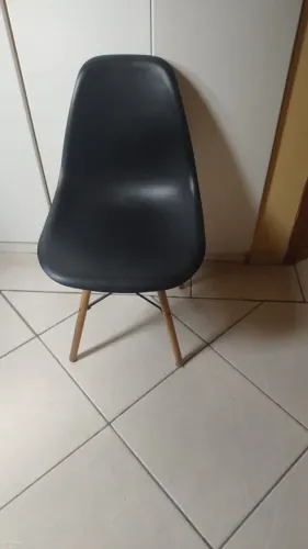 Cadeira preta pé palito