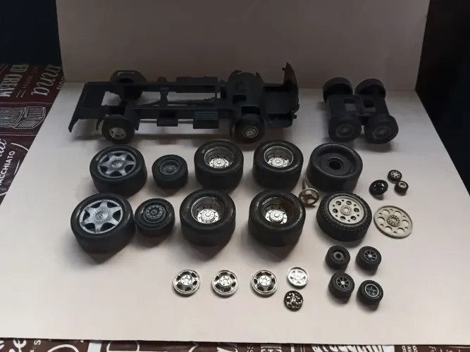 Brinquedo lote de rodas, calotas e etc....para carrinhos e caminhões