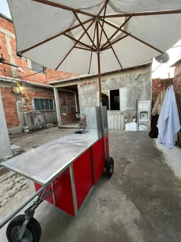 Vendo carrinho comercial usado poucas vezes, vai acompanhado de um guarda sol.