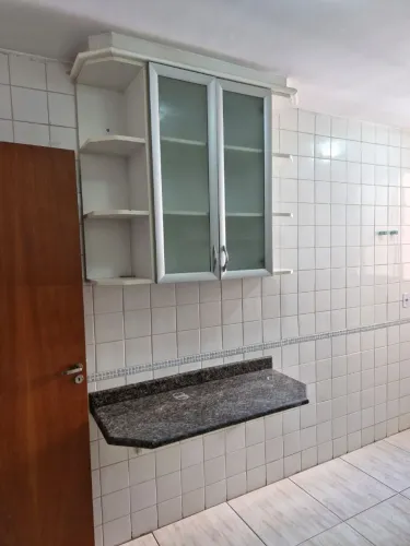 Aluga apto de 3 quartos, um suite.