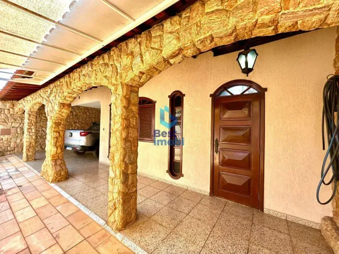 Casa à Venda com 4 Quartos, 2 Suítes, Área Gourmet e 3 Vagas