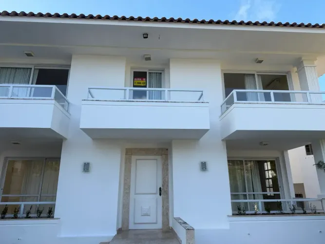 Linda casa de 05 suítes no Itaigara