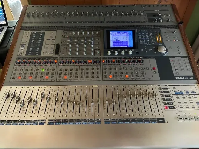 Mesa de som Tascam DM-4800 Firewire