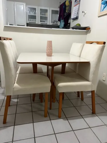 Mesa de jantar com quatro cadeiras