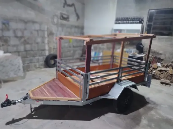 Reboque carretinha com suporte para lona