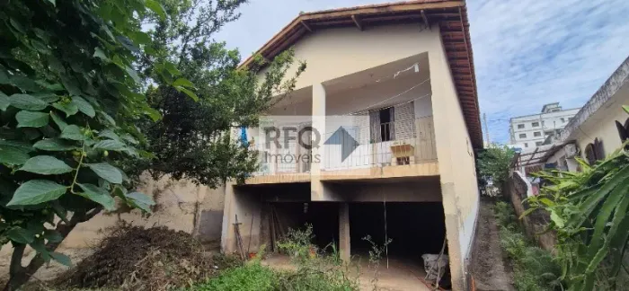 Casa com 3 Quarto(s) e 2 banheiro(s) para Alugar, 249 m² por R$ 4000 / Mês