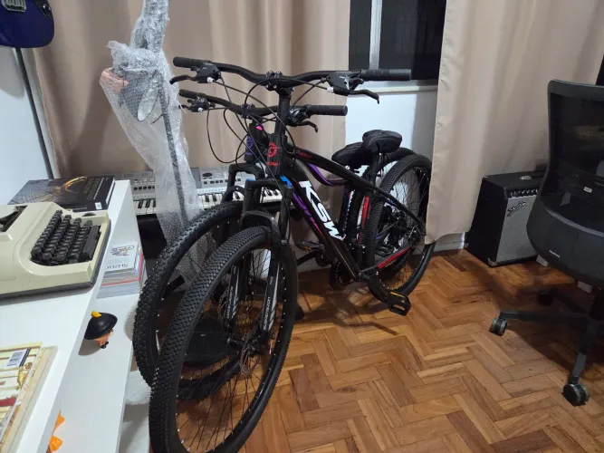 Vendo conjunto com duas bikes novinhas! Pouquíssimas usadas