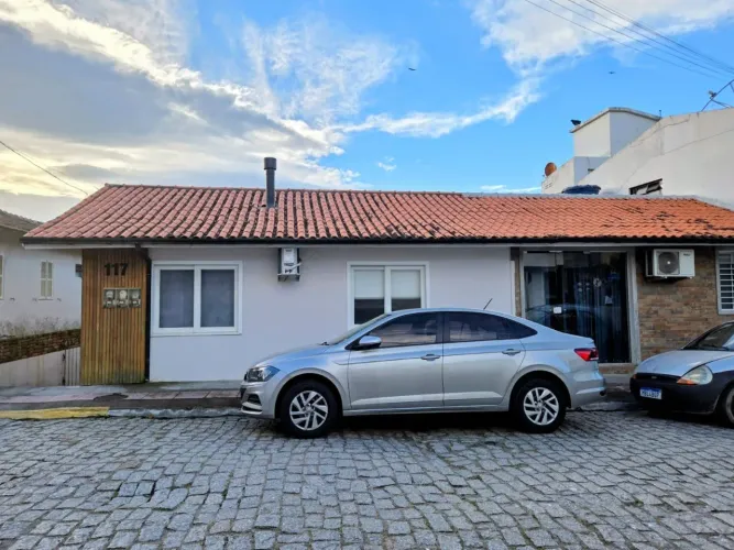 Casa à Venda em Garopaba-SC, Centro: 7 Quartos, 1 Suíte, 4 Salas, 5 Banheiros, 6 Vagas de