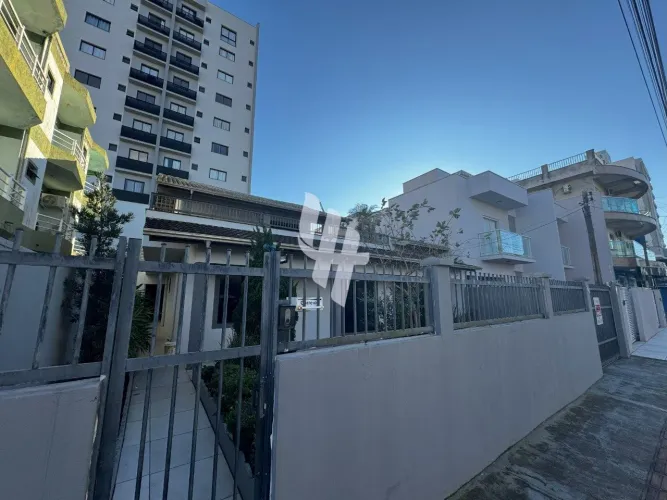 Casa com 04 Dormitórios, 305 m2 e 04 Vagas a 150 m do Mar | Centro, Navegantes