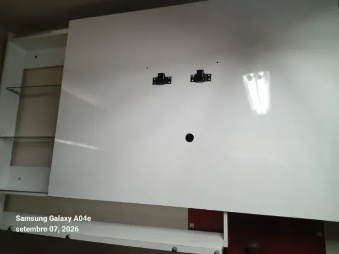Painel de TV abre e fecha com prateleiras de vidro embutidas