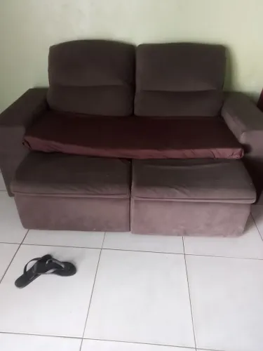 Sofá retrátil semi usado de cor camurça aveludado