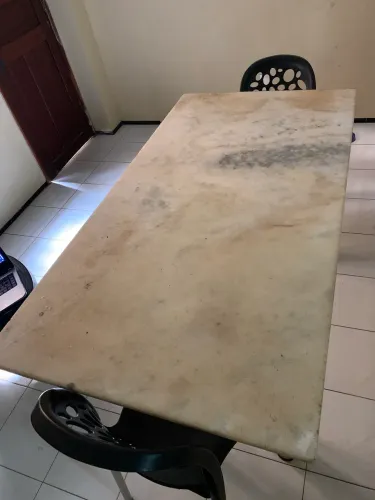 Mesa mármore grande acompanhando 4 cadeiras
