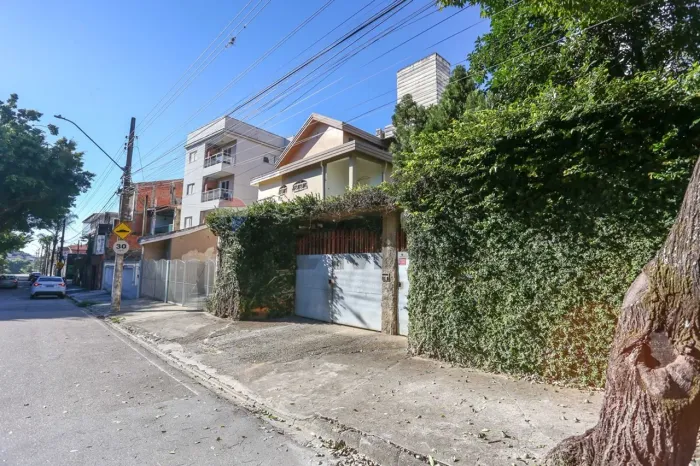 Casa com 3 Residências para locação no Jardim Europa 874 m² de Terreno e 484 m² de Área C