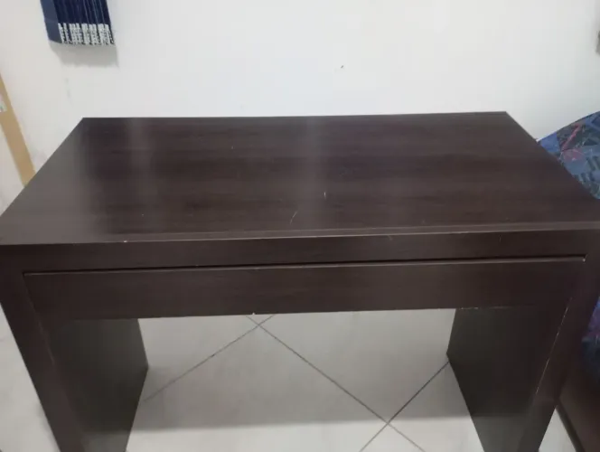 Escrivaninha com gaveta