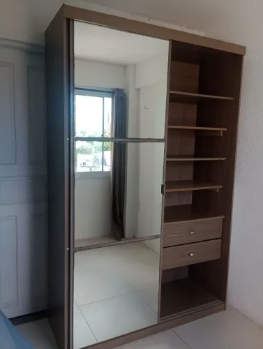 Roupeiro da marca Kappesberg com duas portas de correr e duas gavetas.