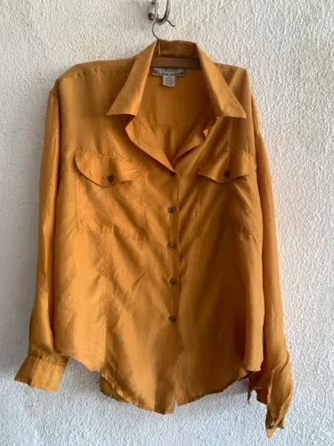 Blusa manga comprida na cor mostarda nova tamanho G tecido seda