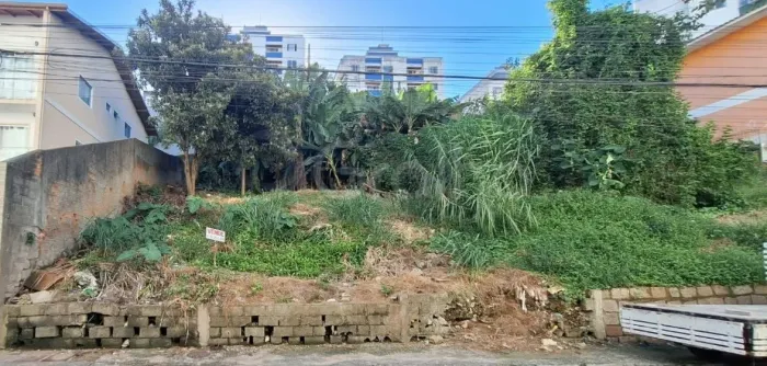 Terreno em aclive de 360m² na Carvoeira