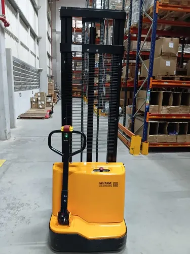 Empilhadeira Elétrica 1000kg 3,50 metros Bateria Lítio em Excelente Estado Pronta Para Uso