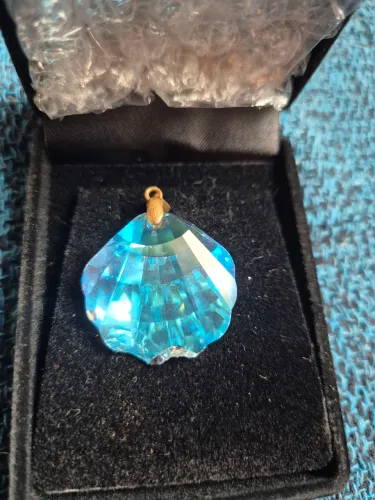 Pingente swarovski em formato de concha azul