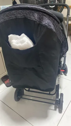 Carrinho de bebê com bebê conforto marca cosco